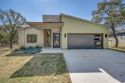 107 Brittons Ln, Runaway Bay, TX 76426