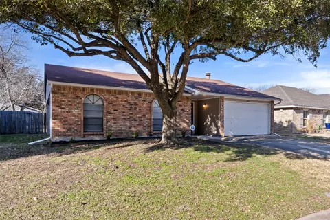 618 Live Oak Dr, Mansfield, TX 76063