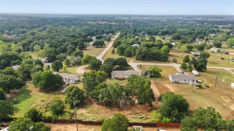 229 Lowrey Cir, Springtown, TX 76082 photo 3
