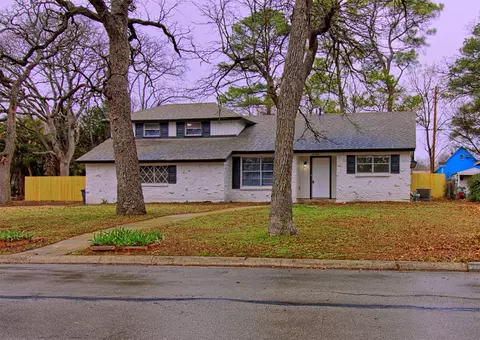 3601 Falcon Dr, Forest Hill, TX 76119