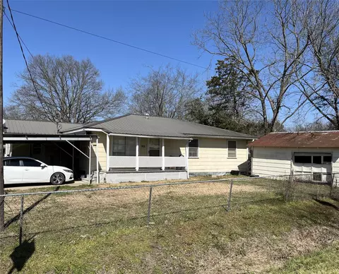 300 Clarksdale St, Deport, TX 75435