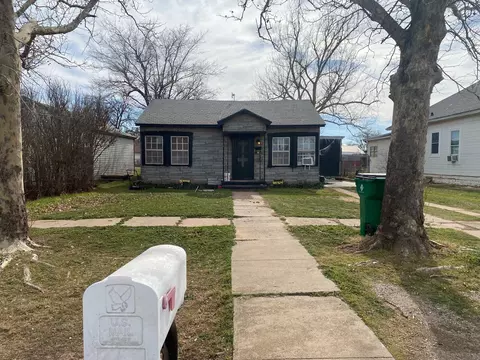 303 W 9th St, Quanah, TX 79252