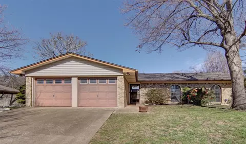9840 Bancroft Dr, Benbrook, TX 76126