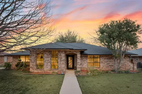 2612 Glenoaks St, Bedford, TX 76021