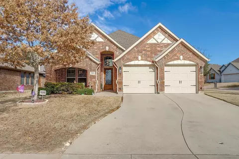 9800 Mullins Crossing Dr, Fort Worth, TX 76126