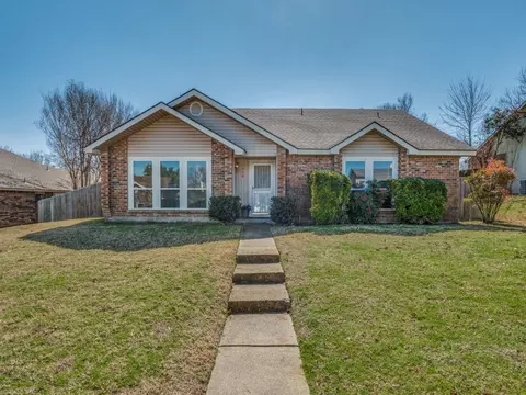 1040 Twin Falls Dr, Desoto, TX 75115