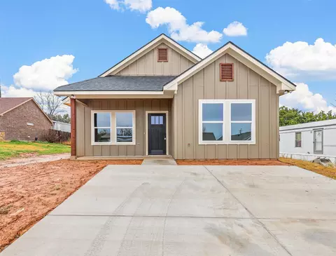828 Colorado River Dr, Granbury, TX 76048