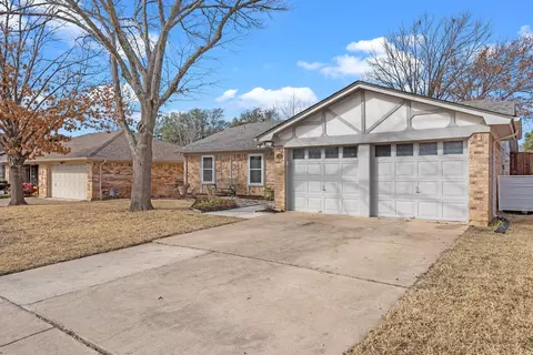 913 Monterrey St, Bedford, TX 76022