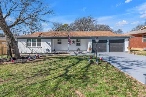 614 Oakwood Dr, Euless, TX 76040