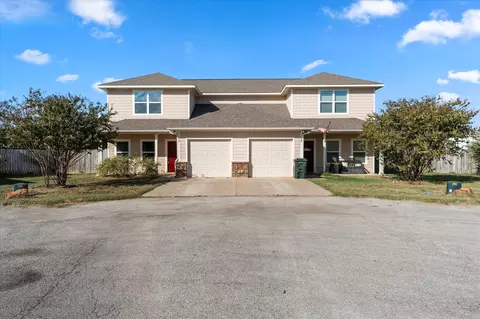 108 Bridle Ct, Mabank, TX 75147