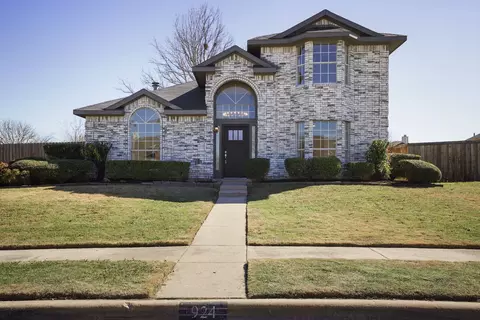 924 Waterview Dr, Cedar Hill, TX 75104