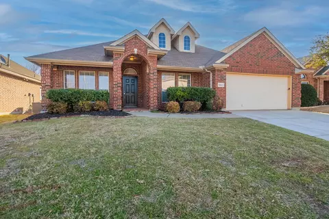8621 Deepwood Ln, Fort Worth, TX 76123