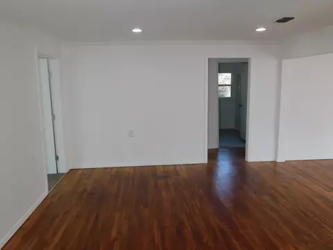 Living - 811 Spring St, Springhill, LA 71075 photo 2 of 3