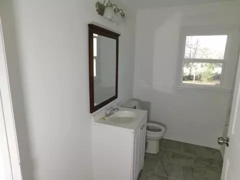 Bath - 811 Spring St, Springhill, LA 71075 photo 3 of 4