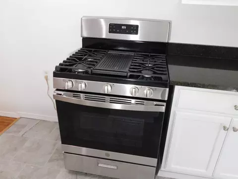 Kitchen - 811 Spring St, Springhill, LA 71075 photo 3 of 4