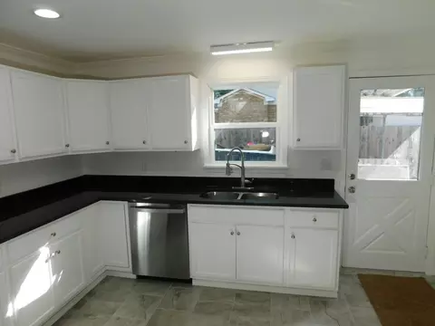 Kitchen - 811 Spring St, Springhill, LA 71075 photo 2 of 4