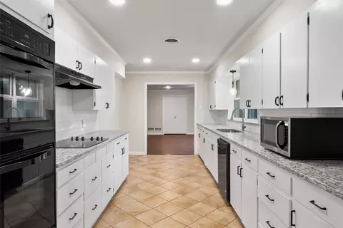 929 S Dixon St, Gainesville, TX 76240