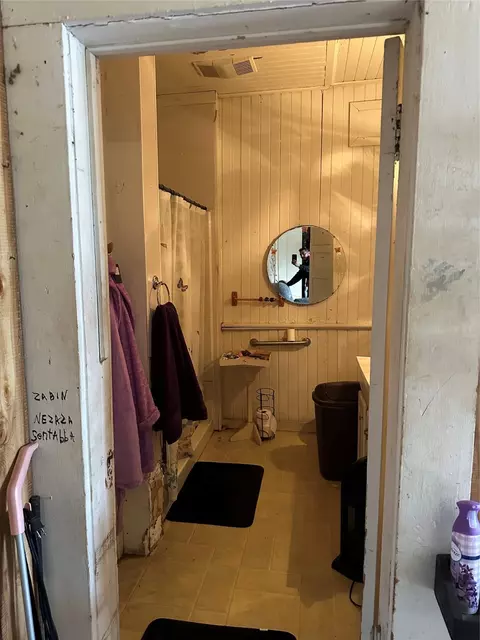 Bath - 1001 Trinity St, Cleburne, TX 76031 photo 1 of 3