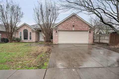 704 Engleside Dr, Arlington, TX 76018