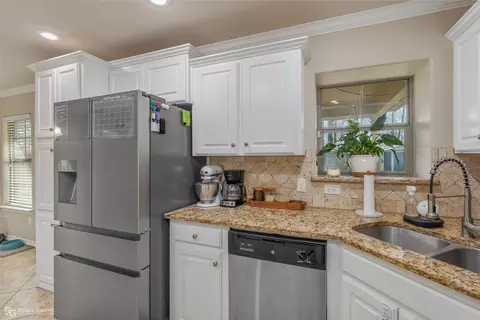 Kitchen - 110 Bent Tree Loop, Haughton, LA 71037 photo 2 of 2
