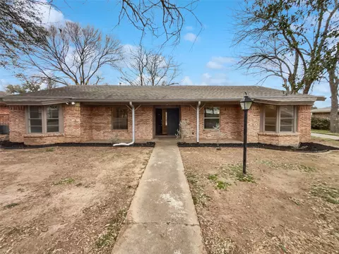 1224 Briarwood Dr, Cleburne, TX 76033
