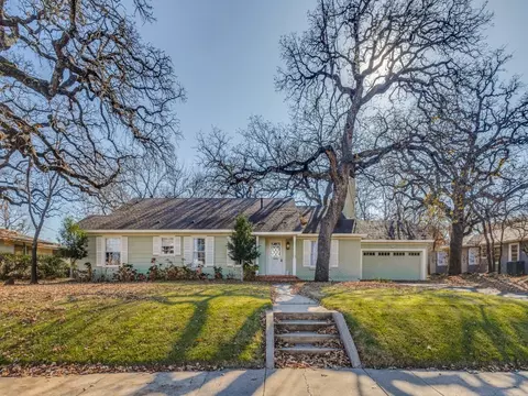 1717 W Oak St, Denton, TX 76201