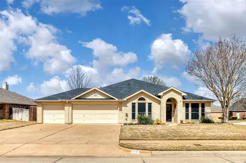 427 Hidden Springs Dr, Burleson, TX 76028