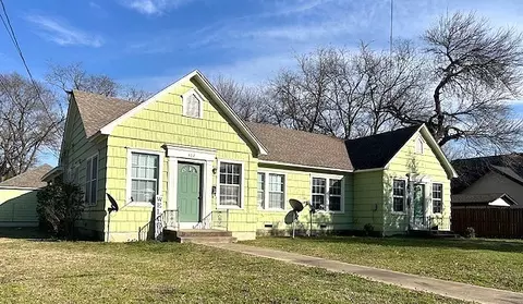 402 S 404 S Grand Ave, Gainesville, TX 76240