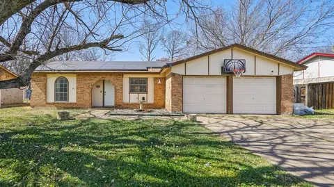 6828 Griggs St, Forest Hill, TX 76140