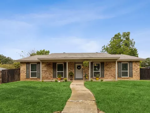 1917 Chamberlain Dr, Carrollton, TX 75007