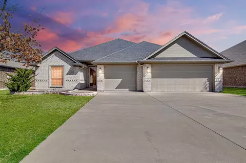 324 Delaware St, Burleson, TX 76028