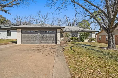 616 Oak Dr, Hurst, TX 76053