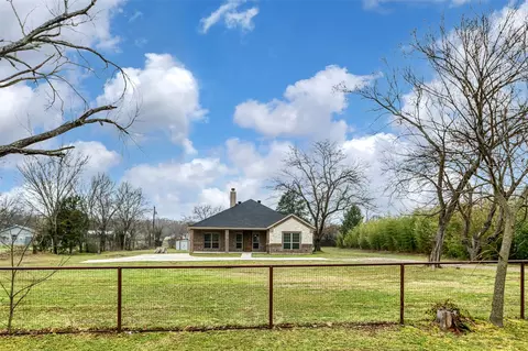 398 Briar Oaks Dr, Azle, TX 76020