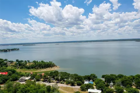 913 Mesquite Pt, Lake Bridgeport, TX 76426