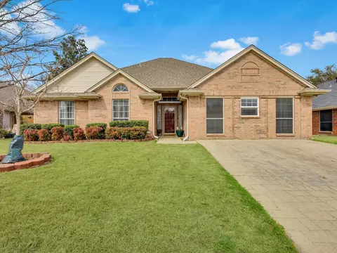 1140 Springwood Dr, Saginaw, TX 76179