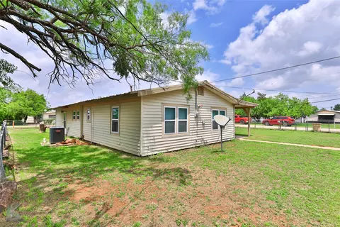 108 Indian Creek Dr, Tye, TX 79563