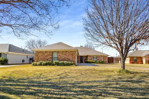 2309 Farrington Ln, Hurst, TX 76054