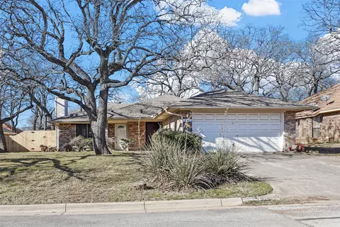 2121 Turf Club Dr, Arlington, TX 76017