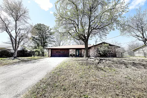 706 Lee St, Bowie, TX 76230