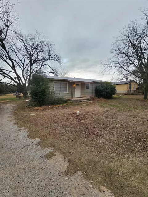 103 S 6th St, Bangs, TX 76823