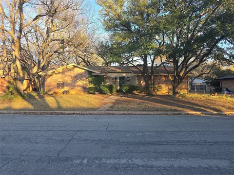 705 Lake Louise Rd, Fort Worth, TX 76103