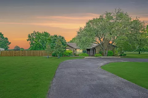 9577 Vail Eton Dr, Pilot Point, TX 76258