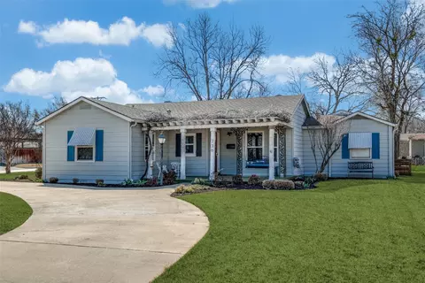 736 E Wall St, Grapevine, TX 76051