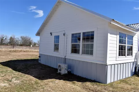 1104 Gantt St, Bangs, TX 76823 photo 4