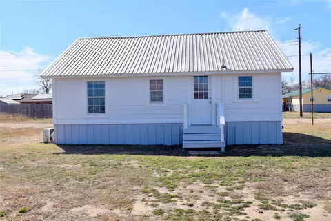 1104 Gantt St, Bangs, TX 76823 photo 2
