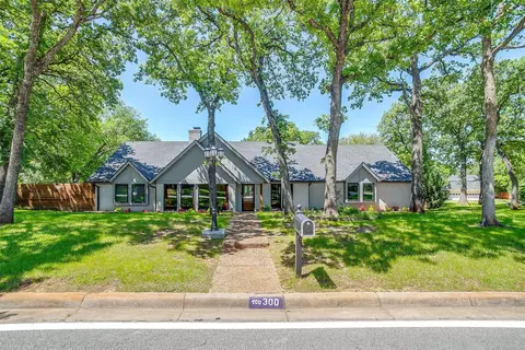 300 Highwoods Trl, Fort Worth, TX 76112