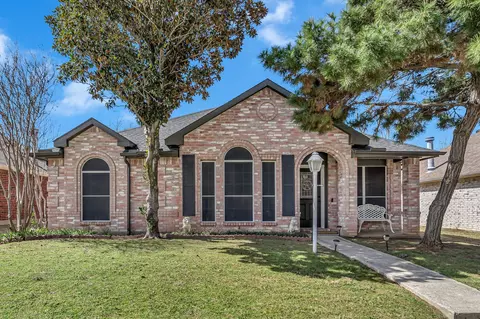 1718 Creekpoint Dr, Lewisville, TX 75067