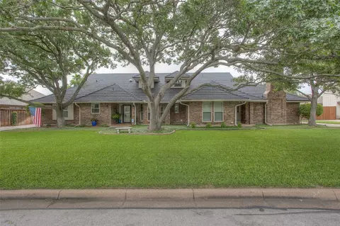 5111 Ledgestone Dr, Fort Worth, TX 76132