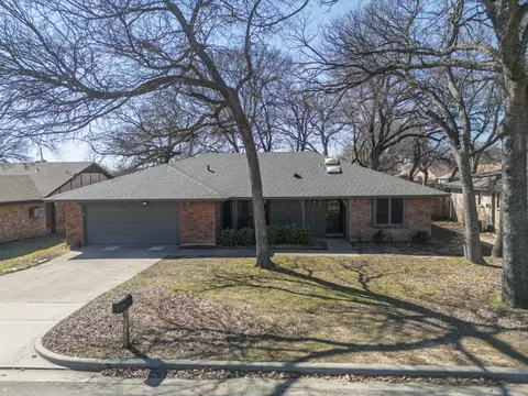 6933 Briardale Dr, North Richland Hills, TX 76182