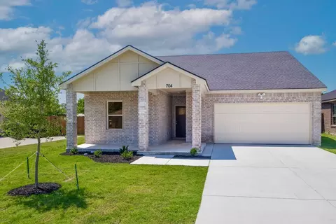 704 S Medora St, Terrell, TX 75160
